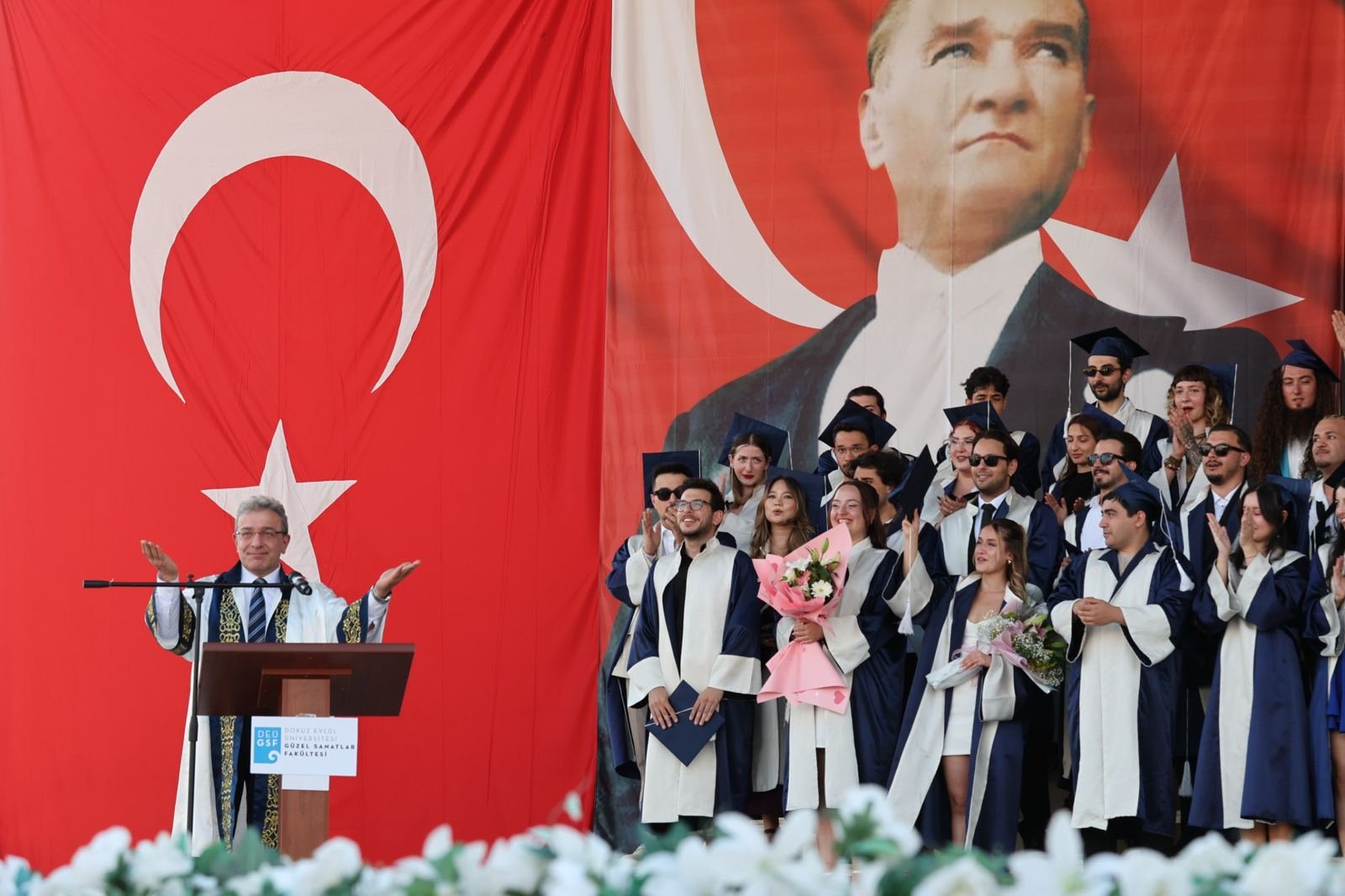 DEÜ Güzel Sanatlar Fakültesinde Mezuniyet Coşkusu