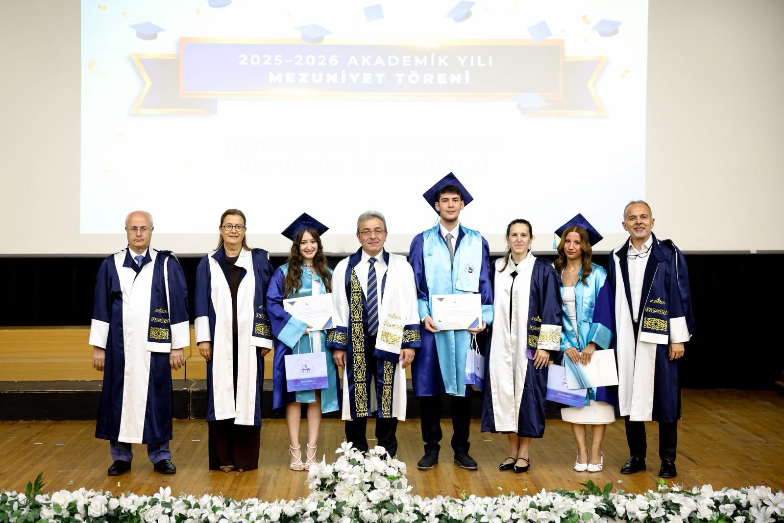 DEÜ Diş Hekimliği Fakültesi İlk Mezunlarını Verdi