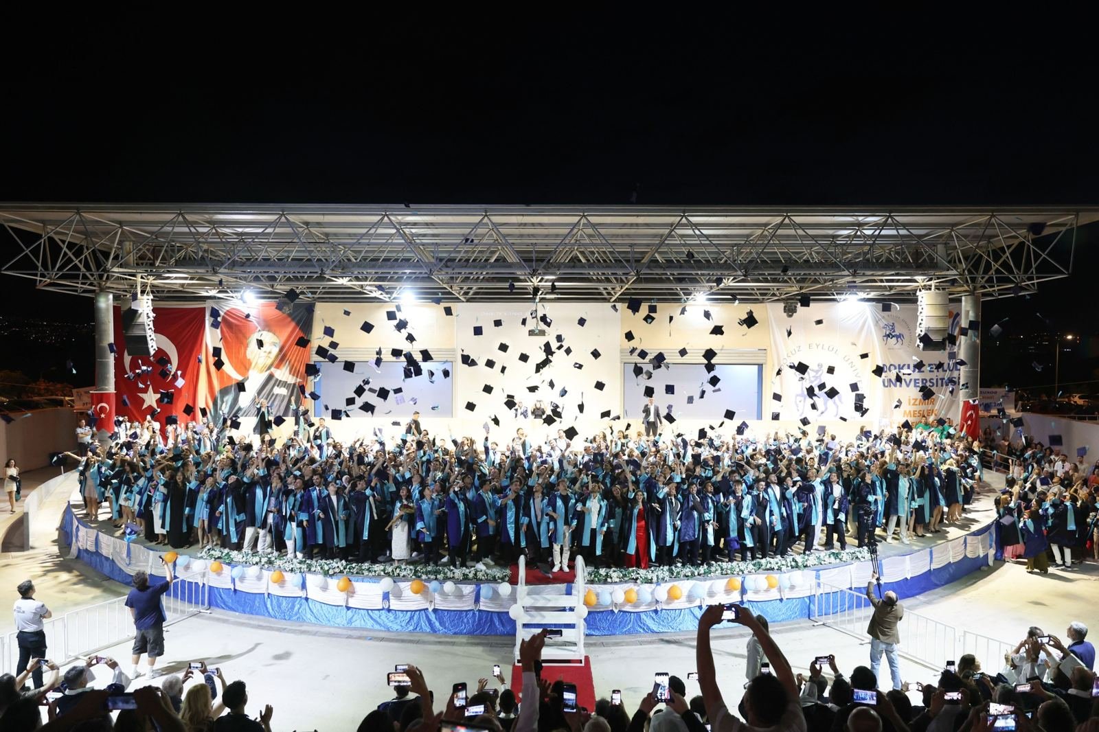 DEÜ İzmir Meslek Yüksekokulunda Mezuniyet Coşkusu